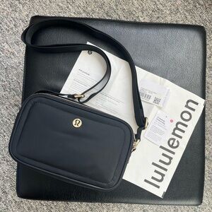 (Like *NEW*) Lululemon 2L Camera Crossbody Bag